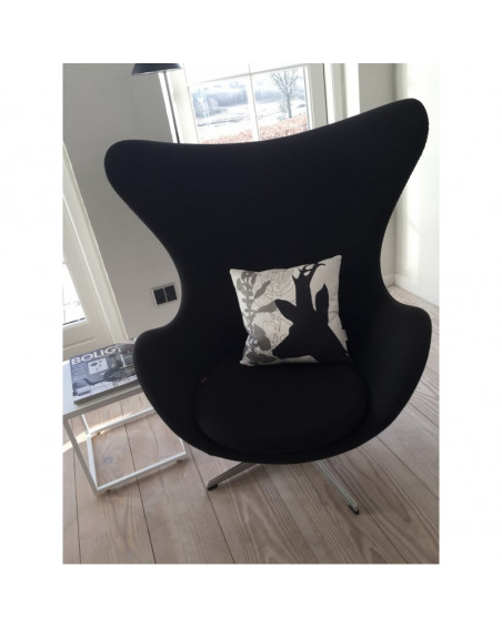 Hvid Pude med Grafiske Illustrationer - KUN 50,-