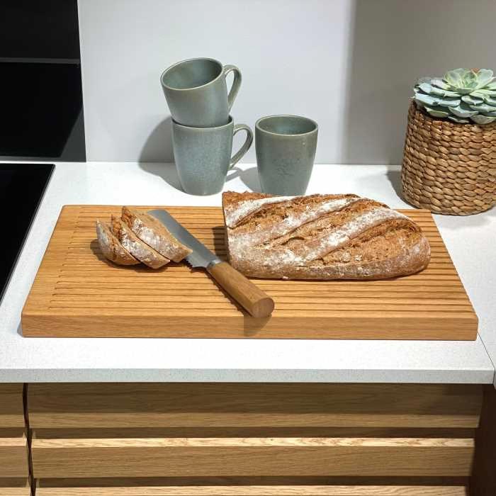 skærebræt med riller til udskæring af brød