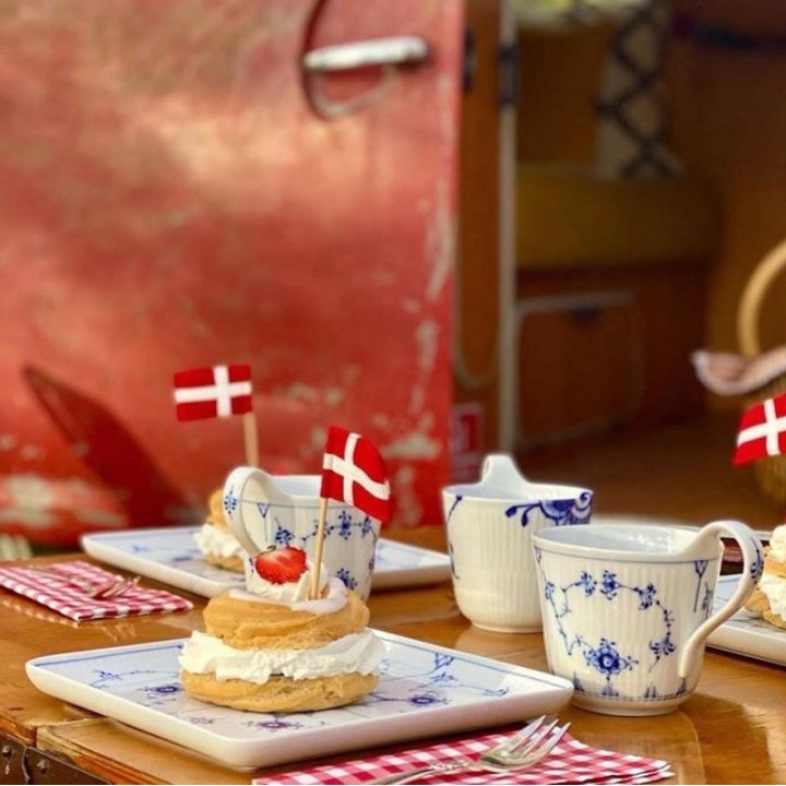 Pynt kager og lagkager med smukke flag
