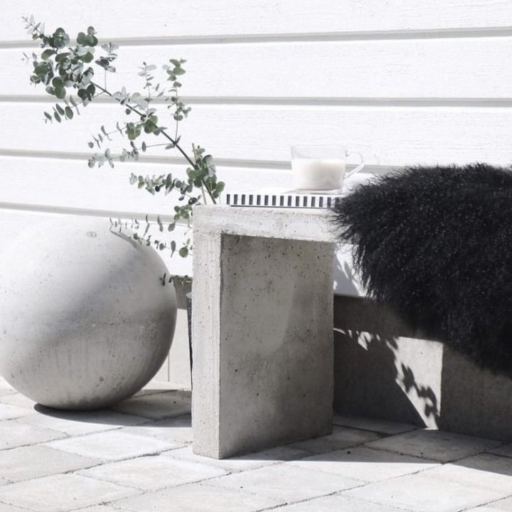 Terrasseinspiration. Kugler i beton til terrasse og have