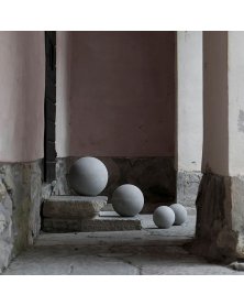 Kugler i beton til dekoration ude og inde