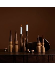 by Brorson nisser i mørkt egetræ