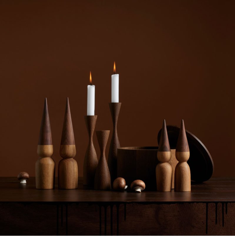 by Brorson nisser i mørkt egetræ