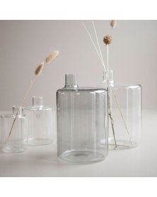 Vase i glas til blomster og grene tilbud