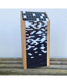 Redekasse i egetræ med print af mursten og tagsten. Stilrent design.