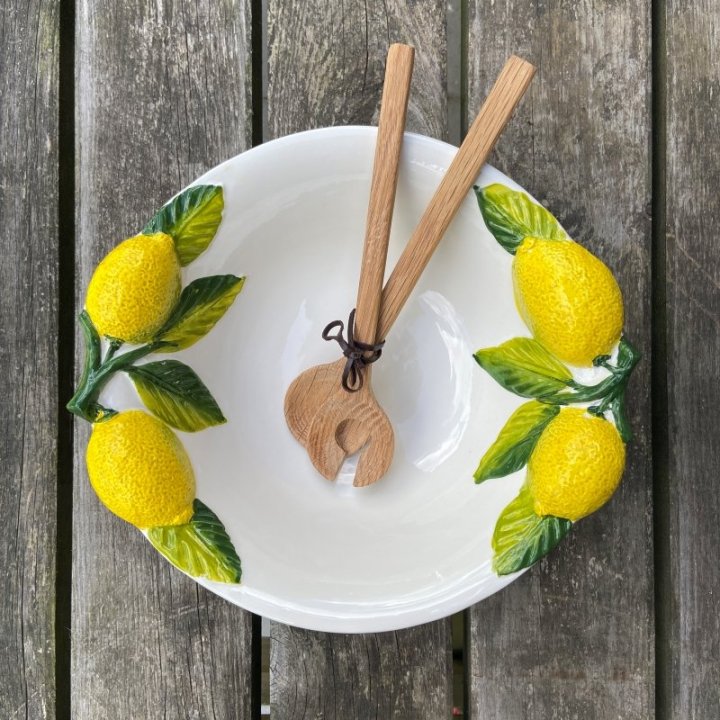 Citronskål og salatskål med citroner