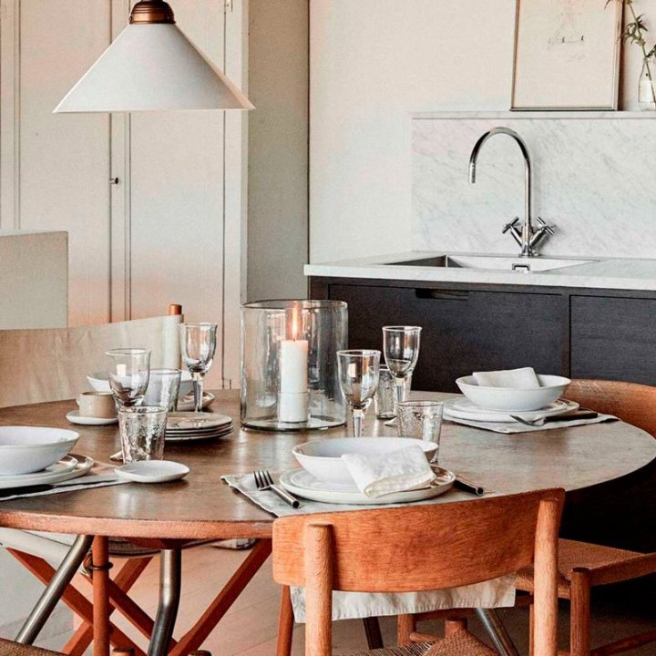 Lanterne i glas med bloklys i midten