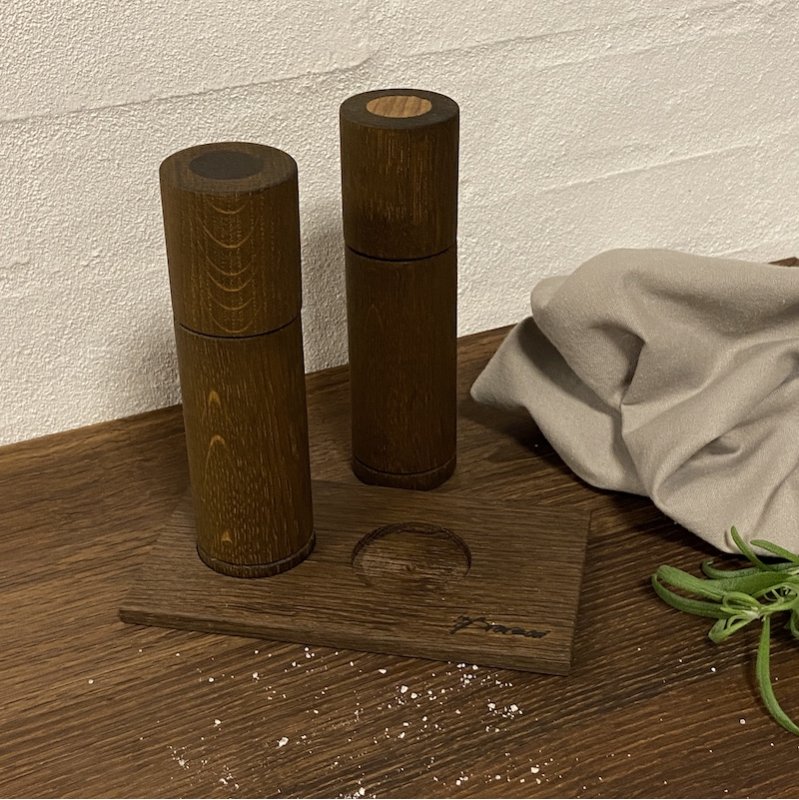 Salt og peber sæt med træbakke