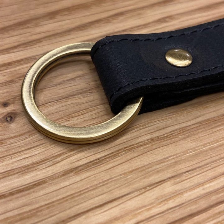 Nøglering og keyhanger læder og messing