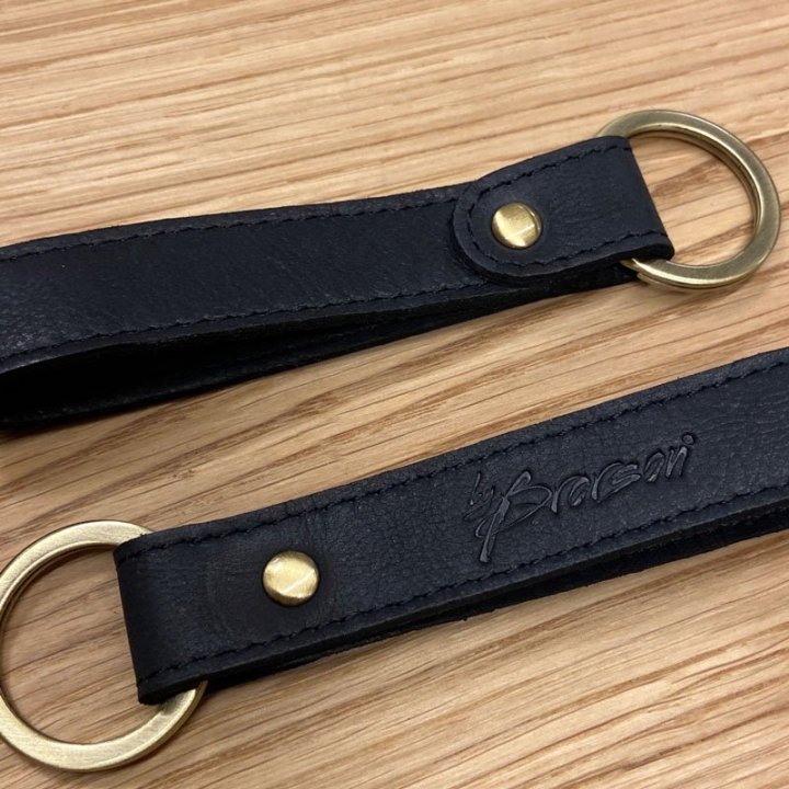 by brorson nøglering og keyhanger i sort læder