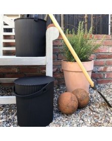 Sorte spande med låg