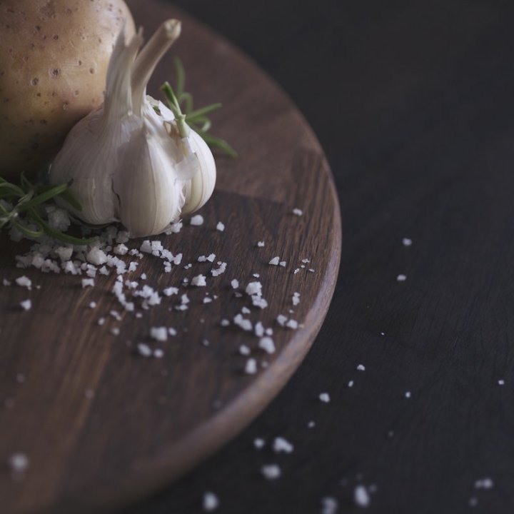 Pizzabræt i mørkt træ